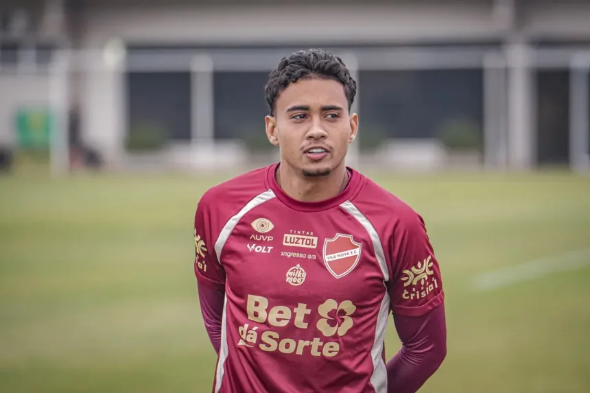 Nathan Camargo em ação como lateral no Vila Nova