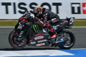 MotoGP na Holanda com Bezzecchi liderando e acidentes