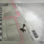 Bebê encontrada sozinha engatinhando na rua durante a madrugada