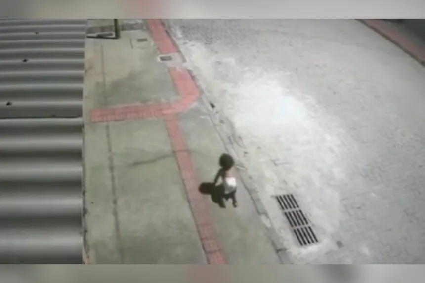 Bebê encontrada sozinha engatinhando na rua durante a madrugada