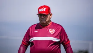 Guto Ferreira critica arbitragem em jogo do Vila Nova