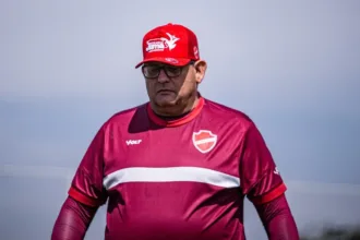 Guto Ferreira critica arbitragem em jogo do Vila Nova