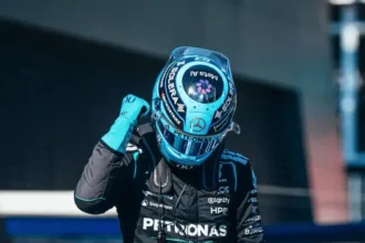 George Russell celebra pole position no GP da Áustria