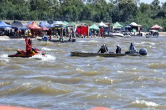 Temporada Araguaia 2026 com rio cheio em Aruanã
