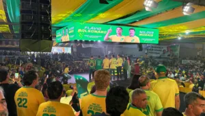 Flávio Bolsonaro discursa sobre a esperança da juventude