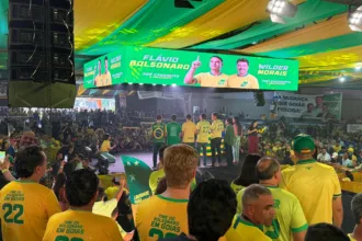 Flávio Bolsonaro discursa sobre a esperança da juventude