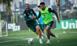 Jogadores do Goiás treinando para a Série B