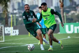 Jogadores do Goiás treinando para a Série B
