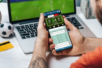 Criança jogando em computador, simbolizando o vício em apostas