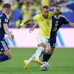Neymar durante partida, opção de substituições para Ancelotti