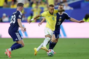 Neymar durante partida, opção de substituições para Ancelotti