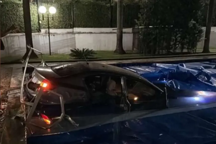 Acidente sem CNH com carro na piscina de condomínio em Goiânia