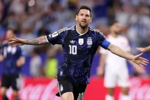 Messi comemora gol em Copa do Mundo, atingindo recorde