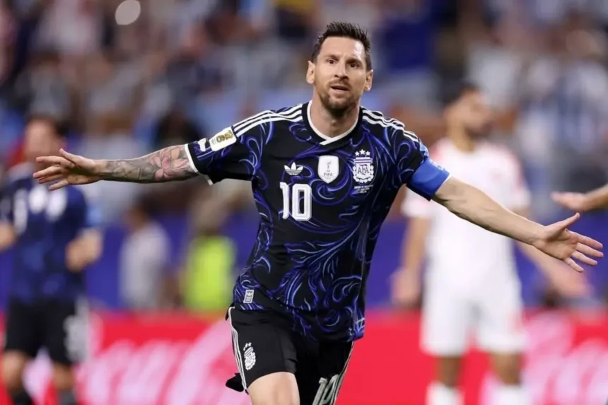 Messi comemora gol em Copa do Mundo, atingindo recorde