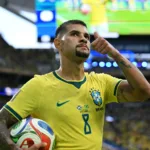 Jogador brasileiro tentando drible na Copa