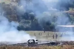 Avião de pequeno porte explode após queda em Nerópolis