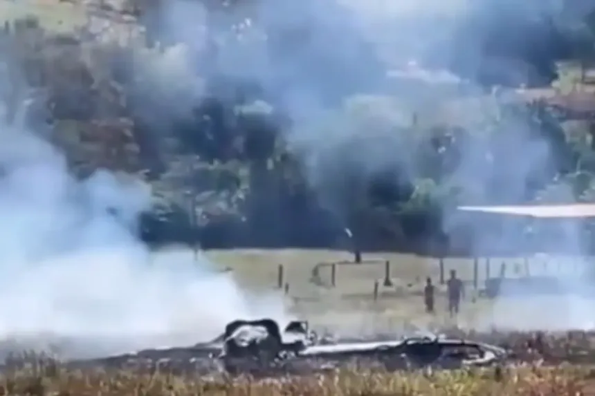 Avião de pequeno porte explode após queda em Nerópolis