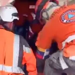 Escombros após terremoto na Venezuela com equipes de resgate