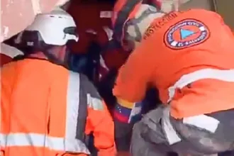 Escombros após terremoto na Venezuela com equipes de resgate