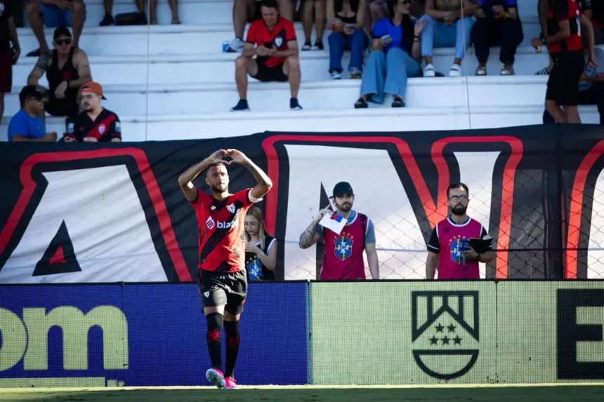 Atlético vence Ponte Preta no estádio Accioly