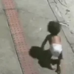 Bebê engatinhando sozinha em avenida resgatada por motoqueiro
