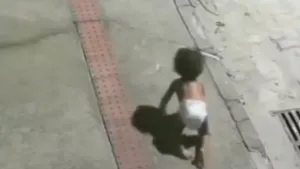 Bebê engatinhando sozinha em avenida resgatada por motoqueiro