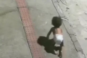 Bebê engatinhando sozinha em avenida resgatada por motoqueiro