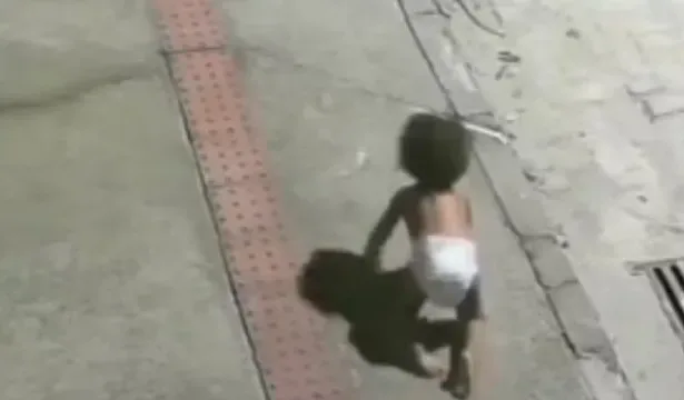 Bebê engatinhando sozinha em avenida resgatada por motoqueiro