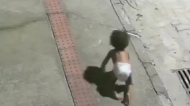 Bebê engatinhando sozinha em avenida resgatada por motoqueiro