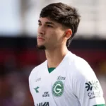 Lucas Rodrigues sai de campo com lesão no joelho