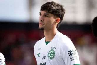 Lucas Rodrigues sai de campo com lesão no joelho