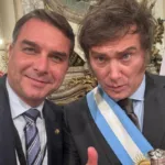 Flávio Bolsonaro em evento na Argentina discutindo relações bilaterais