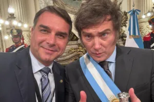 Flávio Bolsonaro em evento na Argentina discutindo relações bilaterais