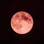 Lua de Morango visível no céu noturno do Brasil