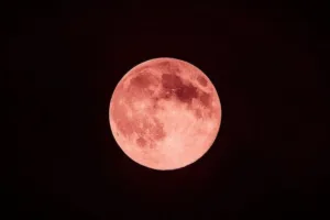 Lua de Morango visível no céu noturno do Brasil