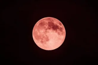 Lua de Morango visível no céu noturno do Brasil