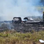 Avião em chamas após acidente aéreo em Goiás