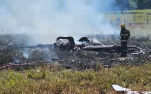 Avião em chamas após acidente aéreo em Goiás