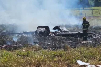 Avião em chamas após acidente aéreo em Goiás