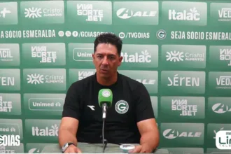 Técnico do Goiás celebra vitória sobre o Náutico