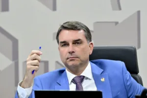 Flávio Bolsonaro discursa sobre direita na América Latina