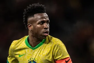Vini Jr. emocionado ao lembrar infância humilde com a avó