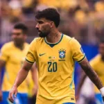 Lucas Paquetá mancando de campo durante o jogo
