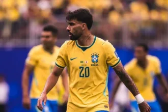 Lucas Paquetá mancando de campo durante o jogo
