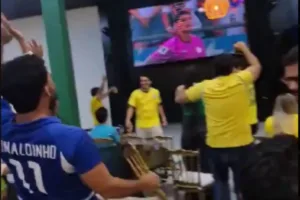 Brasileiros comemorando eliminação da Alemanha na Copa 2026