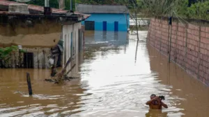 Enchentes em Pernambuco deixam milhares desalojados