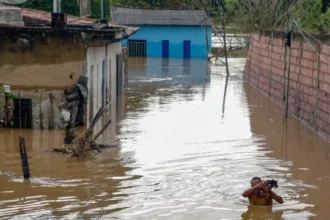 Enchentes em Pernambuco deixam milhares desalojados