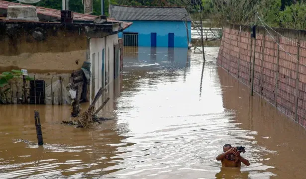 Enchentes em Pernambuco deixam milhares desalojados