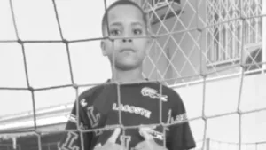 Acidente em quadra esportiva resulta em morte de menino em SC