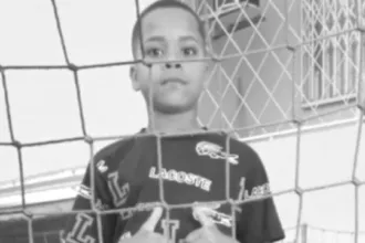 Acidente em quadra esportiva resulta em morte de menino em SC